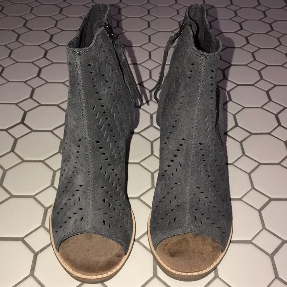 Tom’s size 7.5, worn only around the house!